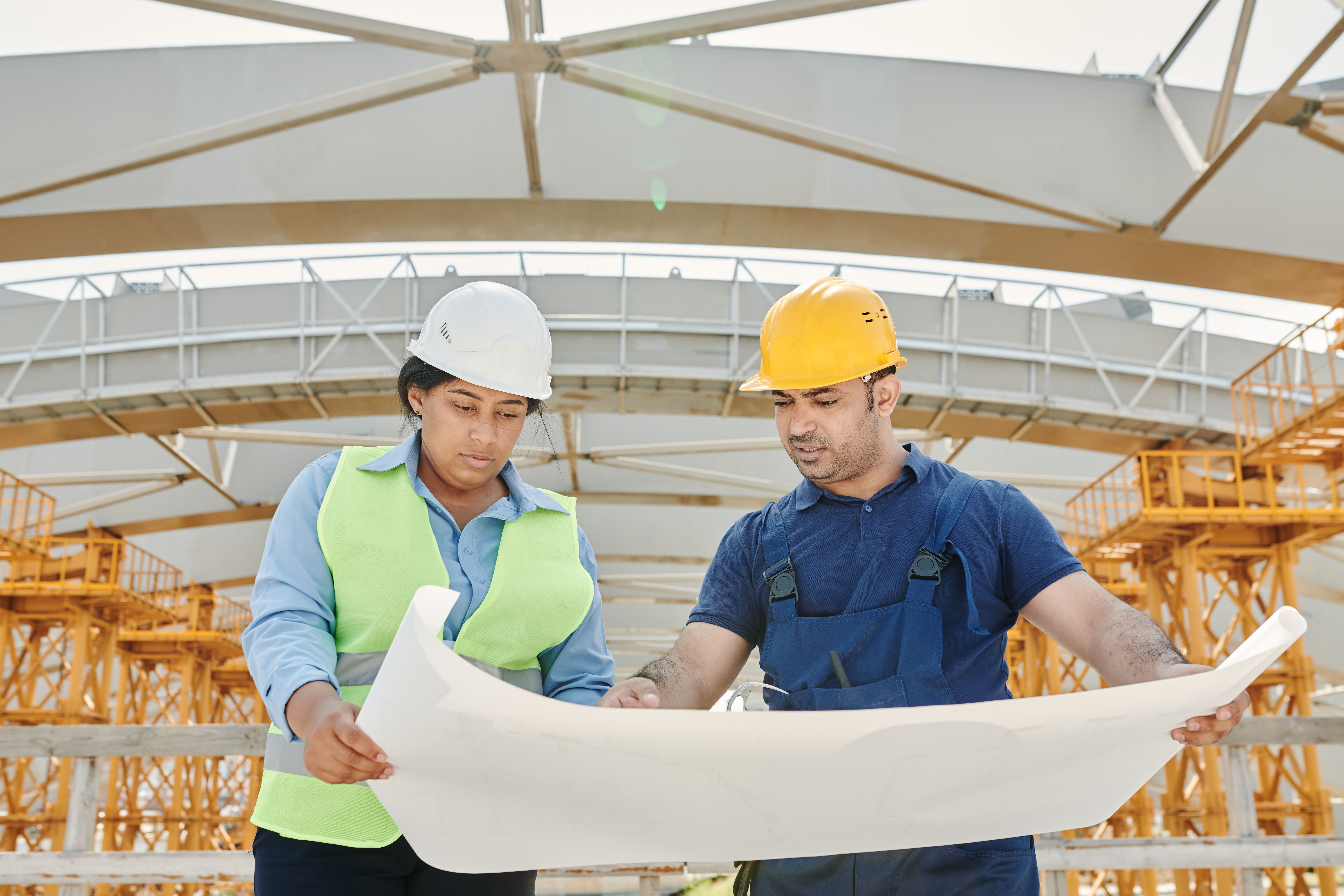 Equipe técnica discutindo plantas e próximos passos do projeto