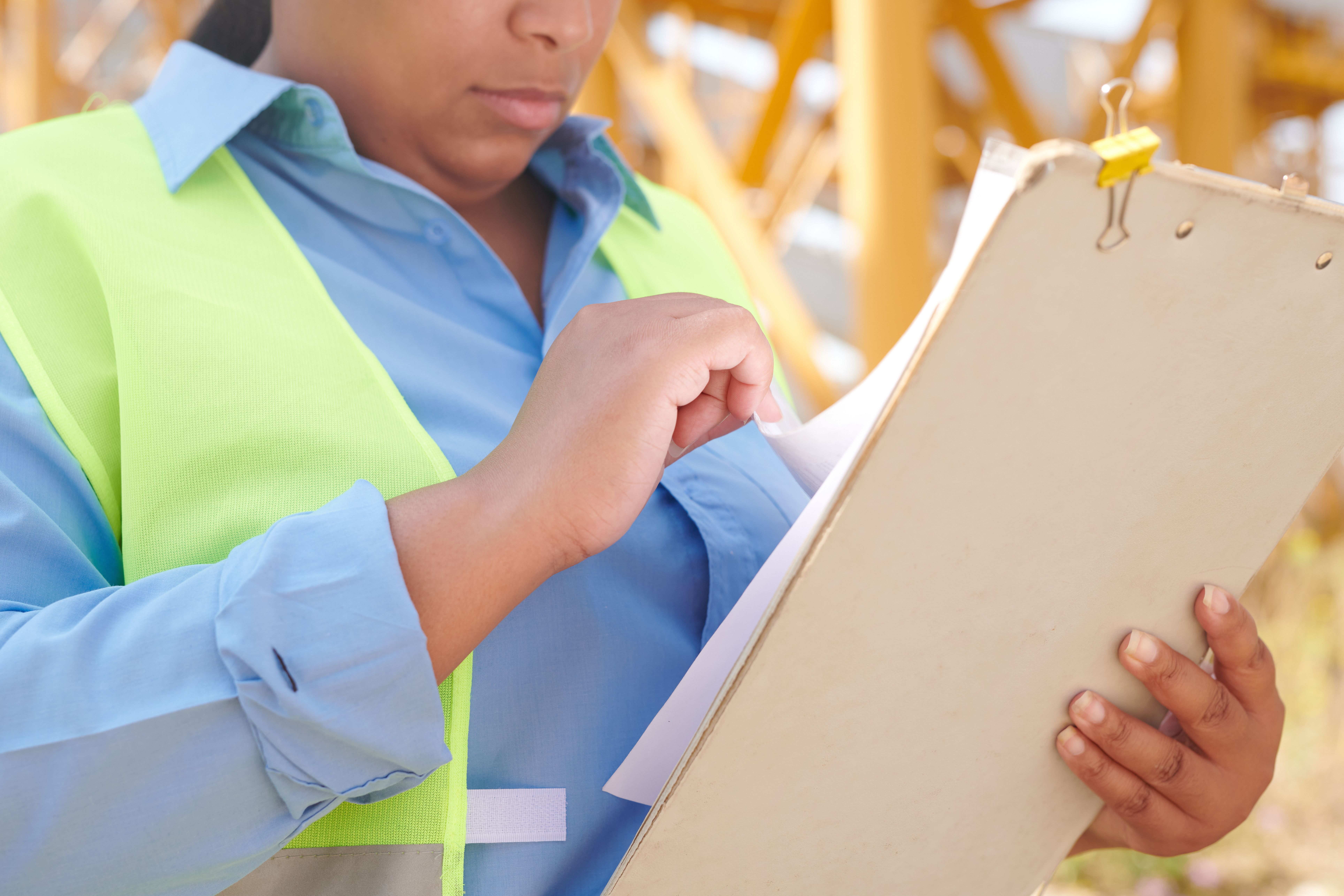Profissional em campo revisando checklist técnico