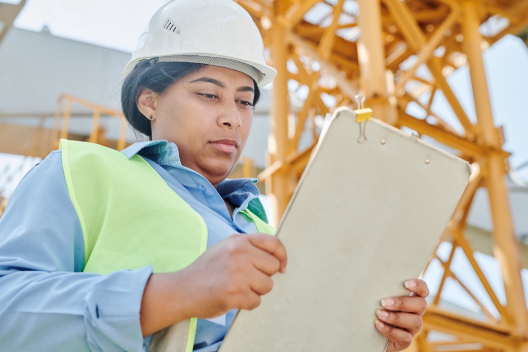 Profissional em campo registrando verificações técnicas com checklist