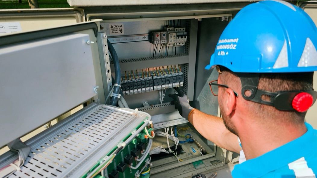 Inspeção de quadro elétrico externo para segurança e conformidade