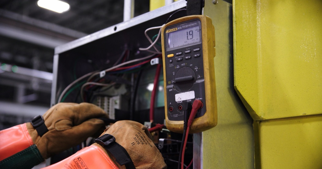 Medição com multímetro em painel industrial para avaliação elétrica