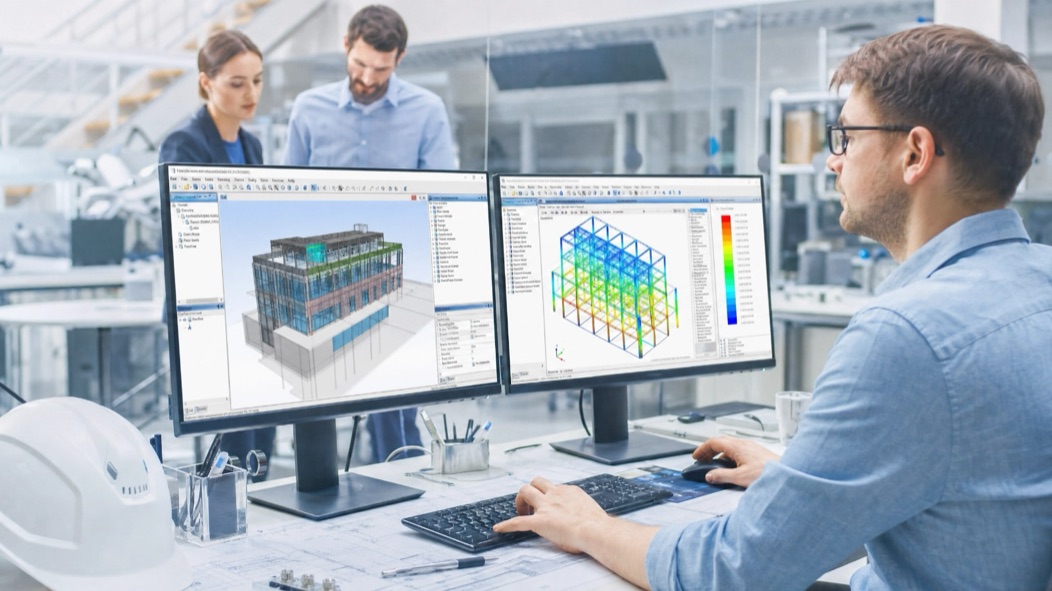 Engenheiro realizando análise estrutural e verificação técnica em software