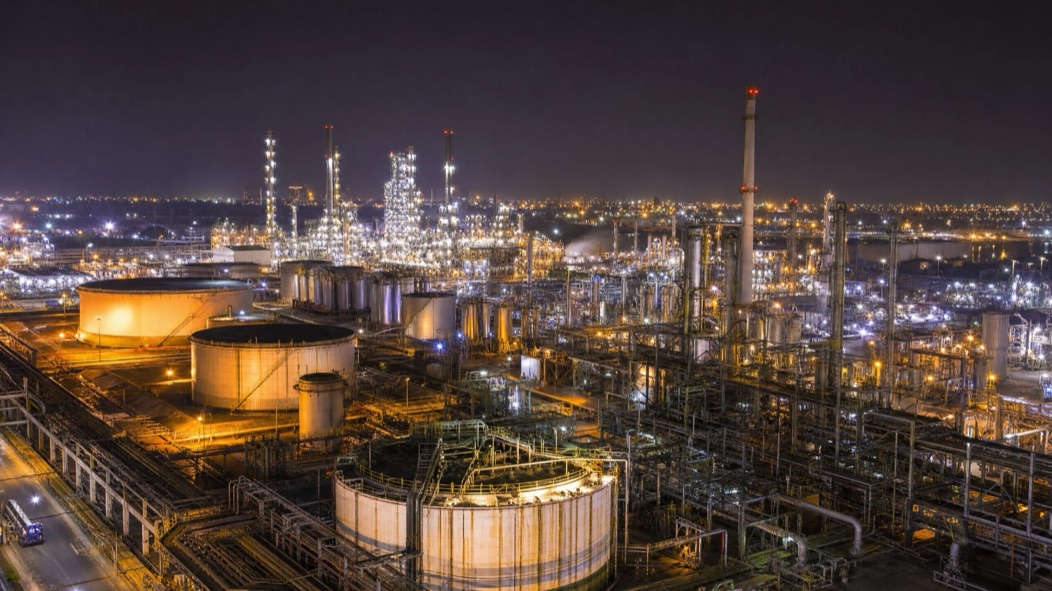 Instalação industrial com infraestrutura elétrica e operação contínua